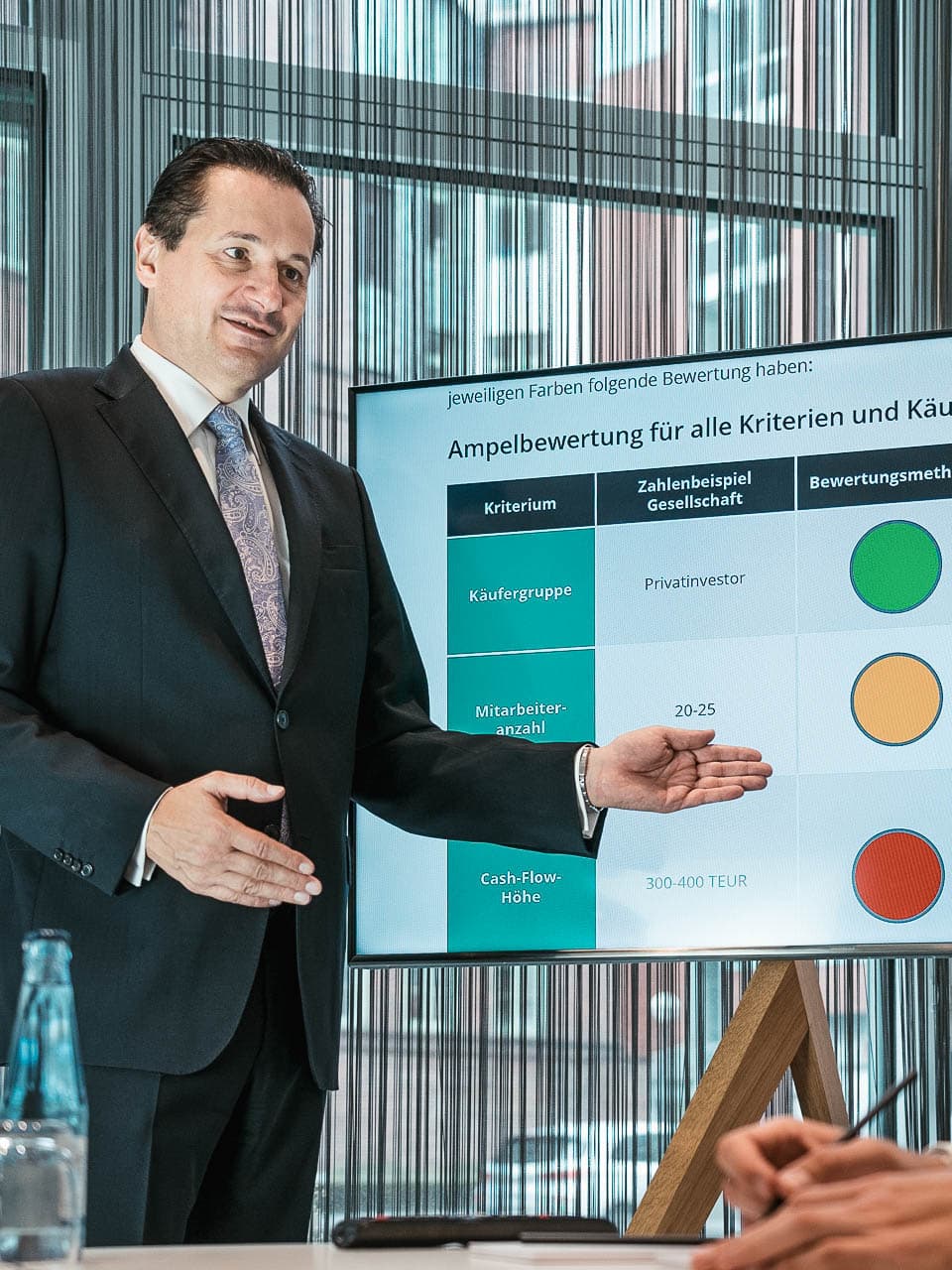 Everto-Berater erklärt die Ampelbewertung der Kriterien eines Unternehmens