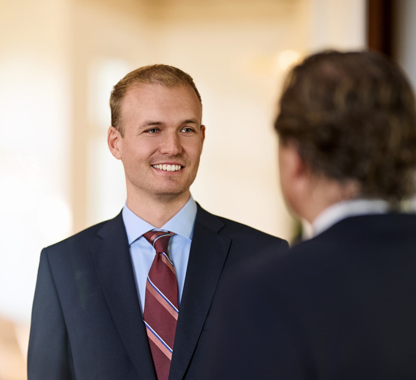Berater von Everto Consulting im Gespräch mit einem Unternehmer
